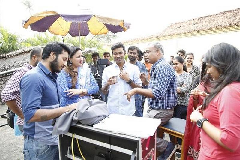 EnaiNokkiPayumThotta